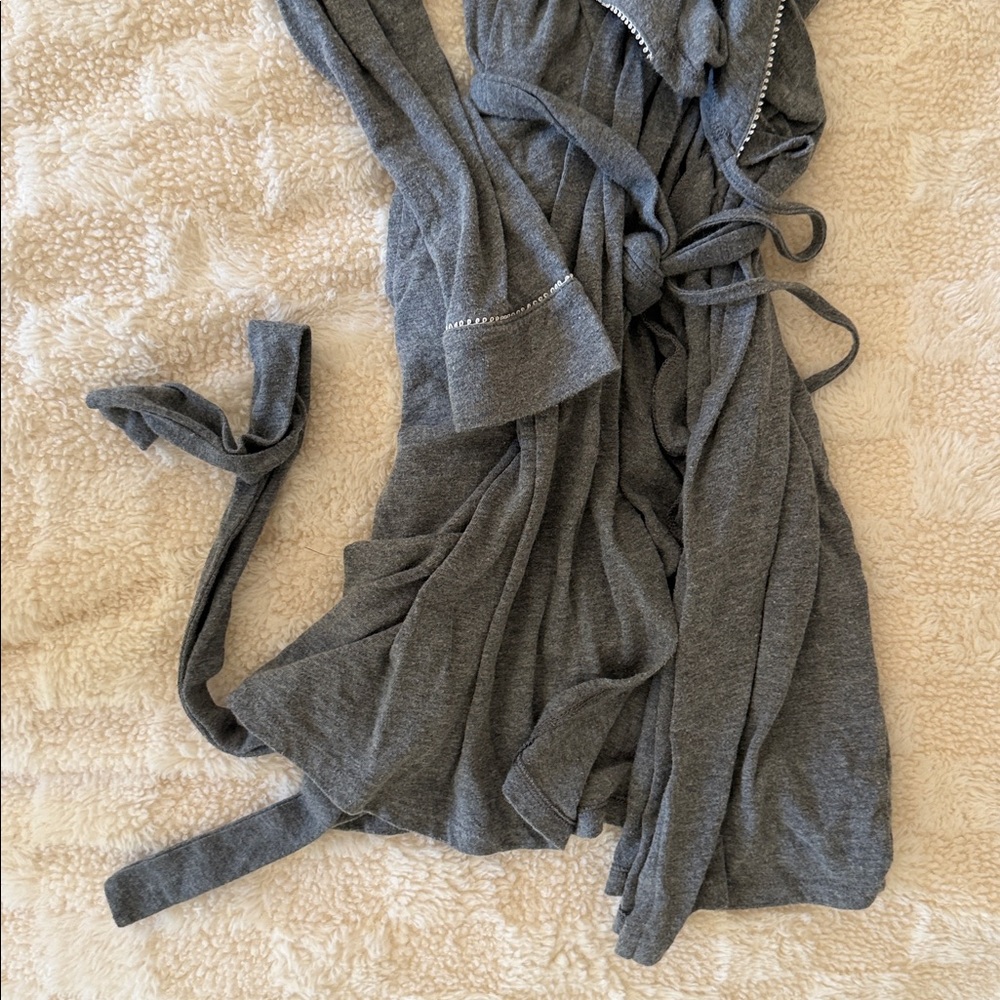 VS Robe - Picture 2 of 7